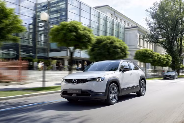 Hãng xe Nhật Bản sẽ phân phối mẫu xe điện Mazda MX-30 trong phiên bản First Edition tại Anh vào đầu năm 2021 với mức giá từ 39.340 USD. Khách hàng tại Anh có thể đặt trước mẫu xe điện đầu tiên của Mazda từ bây giờ. Theo Mazda, chỉ có 500 chiếc MX-30 First Edition được phân phối tại Anh.