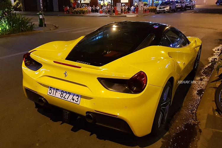 Ferrari 488 GTB màu độc này là "người kế nhiệm" đầy lỗi lạc của mẫu xe đi trước 458. Theo nhà sản xuất, có tới 85% bộ phận trên 488 được thay mới so với 458. Đáng chú ý nhất là động cơ tăng áp 3.9 lít thay động cơ hút khí tự nhiên dung tích 4.5 lít trên thế hệ tiền nhiệm.
