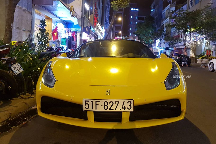 Tại Việt Nam, Ferrari 488 GTB có số lượng tương đối nhiều, khoảng hơn 10 chiếc. Trong đó, đa số đều mang màu đỏ Rosso Corsa đặc trưng của Ferrari và số lượng 488 GTB sở hữu màu sơn vàng Giallo Modena chỉ có đúng 3 chiếc.