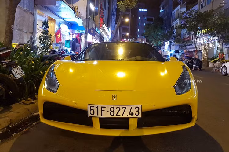 Tại Việt Nam, Ferrari 488 GTB có số lượng tương đối nhiều, khoảng hơn 10 chiếc. Trong đó, đa số đều mang màu đỏ Rosso Corsa đặc trưng của Ferrari và số lượng 488 GTB sở hữu màu sơn vàng Giallo Modena chỉ có đúng 3 chiếc.