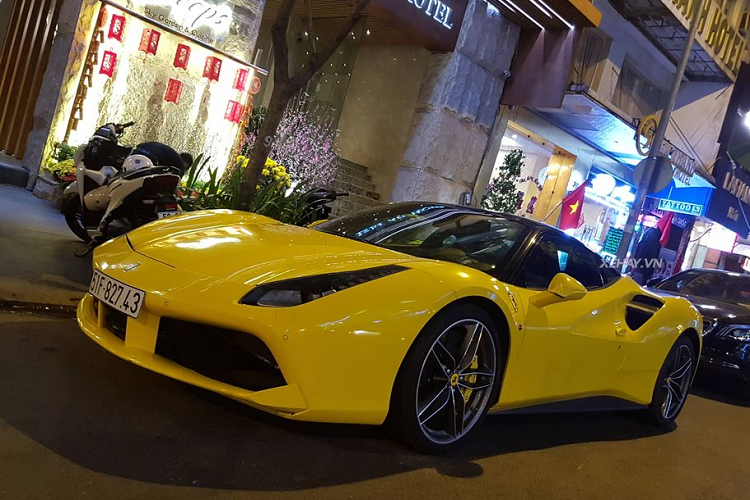 Mới đây, cánh săn ảnh TP HCM đã có dịp "tác nghiệp" trực tiếp với siêu xe Ferrari 488 GTB màu vàng cực hiếm của thiếu gia Phan Hoàng. Được đưa về nước từ năm 2016, tuy nhiên, trong suốt gần 4 năm qua, số lần xuất hiện trên đường phố của "chú siêu ngựa" với ngoại thất màu vàng Giallo Modena này lại chỉ đếm trên đầu ngón tay.