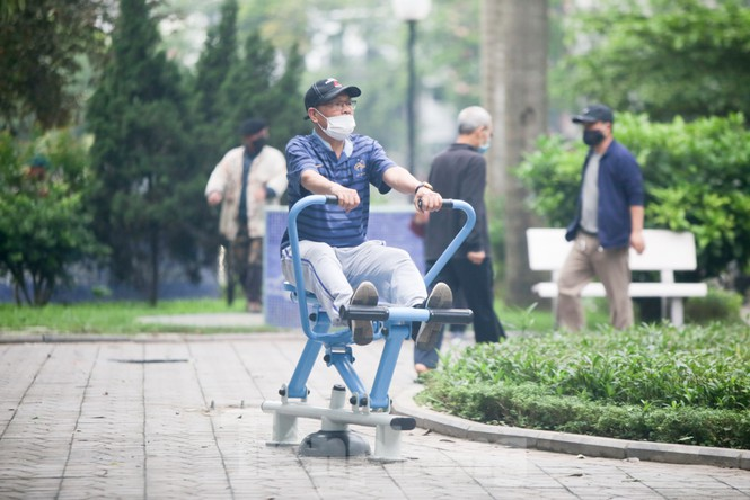 Nguoi dan Ha Noi van do ra ho tap the thao trong luc 