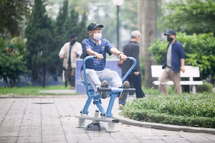 Nguoi dan Ha Noi van do ra ho tap the thao trong luc 