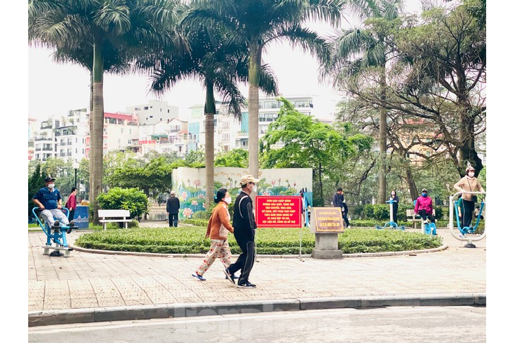 Nguoi dan Ha Noi van do ra ho tap the thao trong luc 