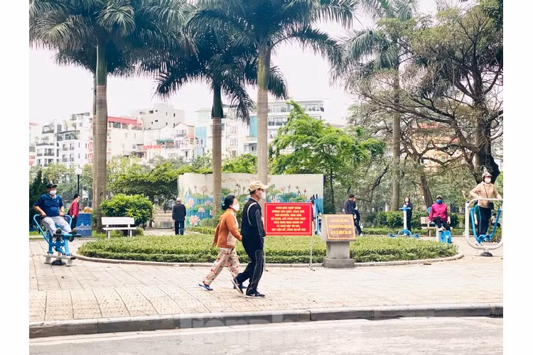 Nguoi dan Ha Noi van do ra ho tap the thao trong luc 