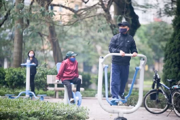 Nguoi dan Ha Noi van do ra ho tap the thao trong luc 