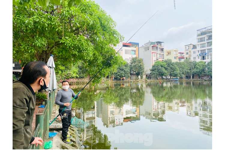 Nguoi dan Ha Noi van do ra ho tap the thao trong luc 