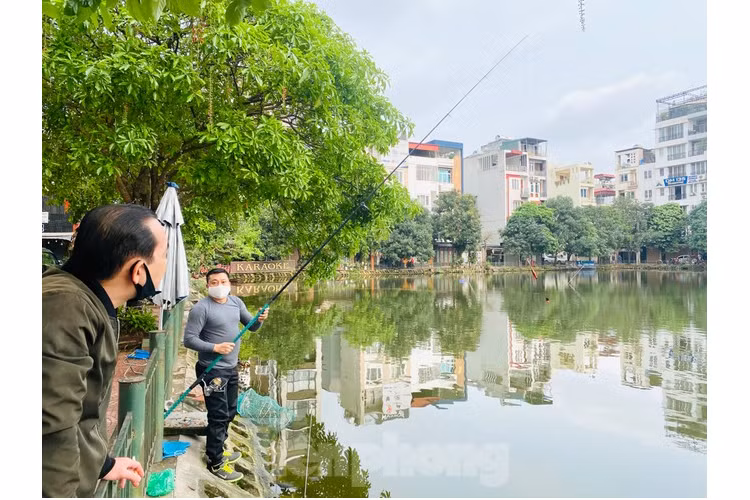 Nguoi dan Ha Noi van do ra ho tap the thao trong luc 