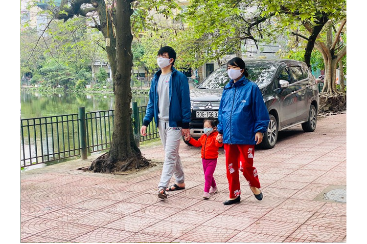 Nguoi dan Ha Noi van do ra ho tap the thao trong luc 