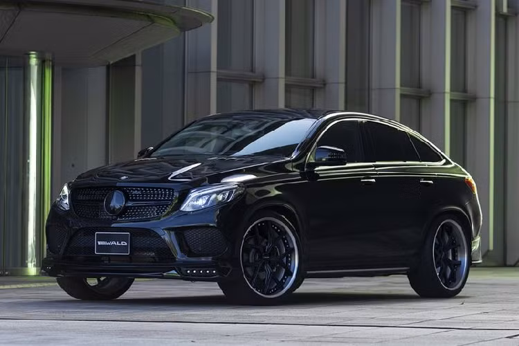 Được Wald International độ GLE Coupe, các bánh xe này thuộc là một phần của series I13-F, chúng thực sự nổi bật với cách phối màu hai tông - vành sáng bóng và các chấu sơn đen, mang đến diện mạo hầm hố hơn cho chiếc xe.