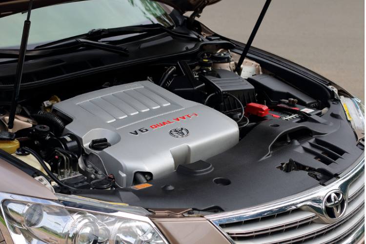 Toyota Camry phiên bản 3.5Q sử dụng động cơ V6 dung tích 3.5L hút khí tự nhiên, 24 van, cam đôi DOHC, sử dụng hệ thống van biến thiên thông minh Dual VVT-i cho công suất tối đa khoảng 270 mã lực tại vòng tua 6.200 vòng/phút và mô-men xoắn cực đại 347Nm đạt được tại dải vòng tua 4.700 vòng/phút.
