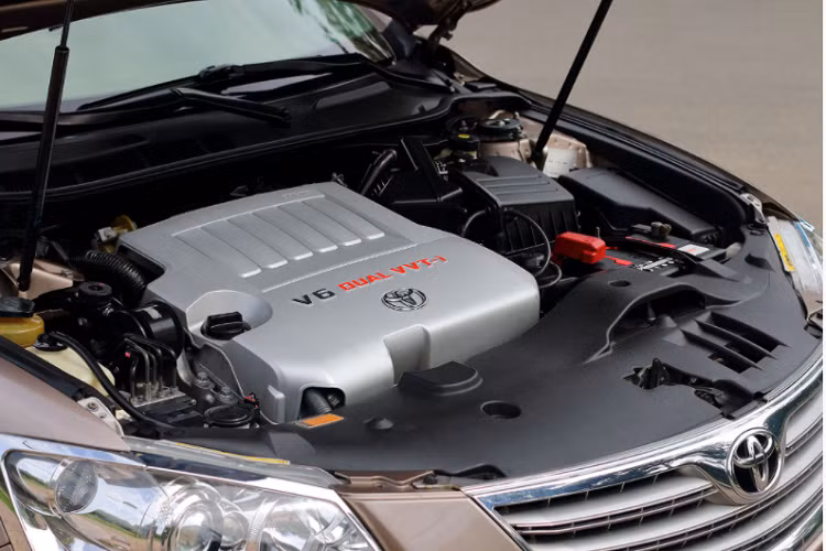 Toyota Camry phiên bản 3.5Q sử dụng động cơ V6 dung tích 3.5L hút khí tự nhiên, 24 van, cam đôi DOHC, sử dụng hệ thống van biến thiên thông minh Dual VVT-i cho công suất tối đa khoảng 270 mã lực tại vòng tua 6.200 vòng/phút và mô-men xoắn cực đại 347Nm đạt được tại dải vòng tua 4.700 vòng/phút.