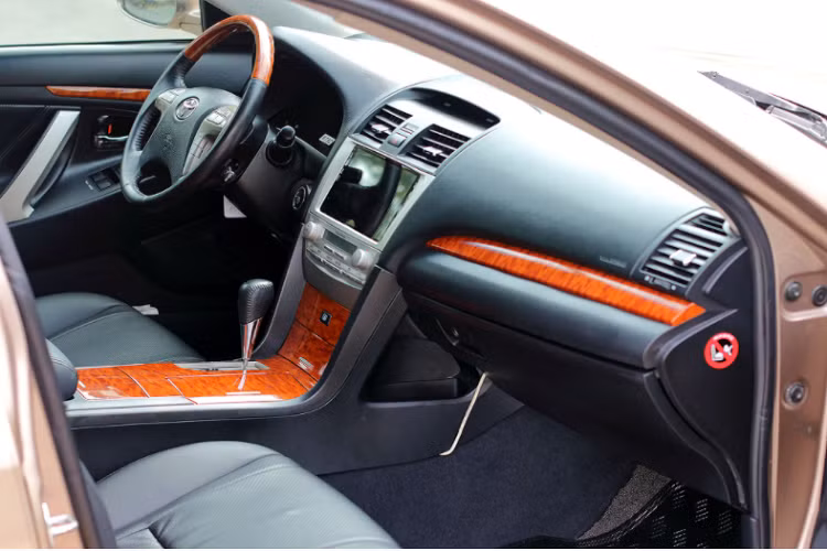 Hệ thống an toàn trên Camry 3.5Q trang bị 2 túi khí cho hàng khách phía trước, 2 bên hông xe, hơn hẳn so với bản Camry 2.4G chỉ có 2 túi khí phía trước.