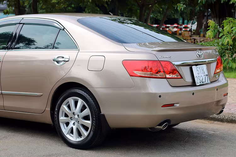 Toyota Camry 3.5Q đời 2007 có chiều (DxRxC) lần lượt là: 4.825 x 1.820 x 1.480mm, chiều dài cơ sở của xe là 2.775mm. Toyota Camry 3.5Q 2007 mang kiểu dáng mềm mại, mạnh mẽ và có nét sang trọng. Đặc biệt, thiết kế đơn giản này của Camry giúp nó bền dáng sau hơn 10 năm sử dụng. Phần đầu Camry 2007 sử dụng đèn pha xenon siêu sáng (HID) có khả năng tự động mở rộng góc chiếu khi vào cua, 2 ống xả phía sau. Đi kèm với “dàn chân” lắp bộ mâm 17 inch.
