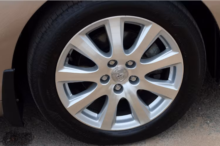 Vô lăng Camry có tích hợp các nút chỉnh hệ thống âm thanh, trang bị hệ thống điều hòa tự động. Trang bị chìa khóa thông minh Smart key, khởi động xe bằng nút bấm… Tại thời điểm cách đây hơn 10 năm, các tiện nghi của Camry 3.5Q vượt xa các đối thủ trong phân khúc, thậm chí có thể sánh vai với xe sang.