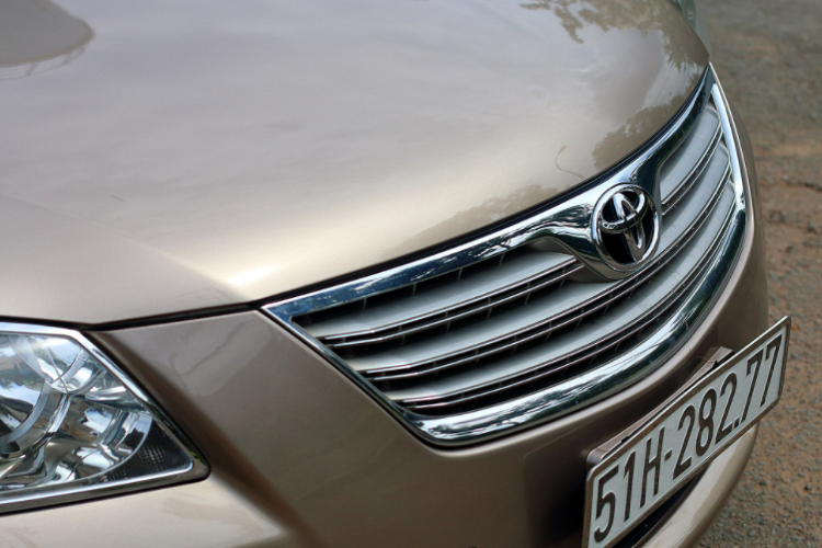 Toyota Camry 2007 được trang bị nội thất ghế bọc da, ghế lái điều chỉnh điện 8 hướng, vô lăng điều chỉnh 4 hướng, nhớ vị trí ghế + vô lăng và tự động điều chỉnh gương chiếu hậu (ngoài). Ngoài ra, hàng ghế sau trên phiên bản 3.5Q này còn có có thể điều chỉnh ngả lưng bằng điện, có bệ tỳ tay trung tâm tích hợp nhiều nút bấm cũng là một “đặc sản” của Camry...