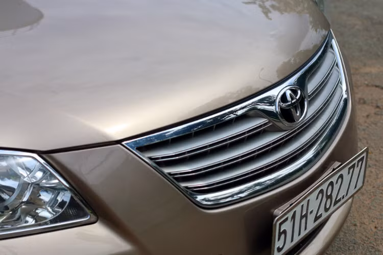 Toyota Camry 2007 được trang bị nội thất ghế bọc da, ghế lái điều chỉnh điện 8 hướng, vô lăng điều chỉnh 4 hướng, nhớ vị trí ghế + vô lăng và tự động điều chỉnh gương chiếu hậu (ngoài). Ngoài ra, hàng ghế sau trên phiên bản 3.5Q này còn có có thể điều chỉnh ngả lưng bằng điện, có bệ tỳ tay trung tâm tích hợp nhiều nút bấm cũng là một “đặc sản” của Camry...