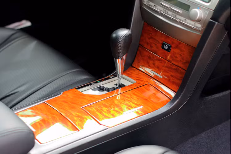 Bên cạnh hỗ trợ phanh (BA), chống bó phanh (ABS) và hệ thống phân bổ lực phanh (EBD), đi kèm với cảm biến hỗ trợ đỗ xe trước và sau