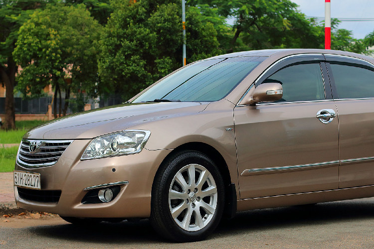 Ở thời điểm đó, Toyota Việt Nam (TMV) phân phối hai phiên bản Camry 2.4G và 3.5Q, trong đó phiên bản 2.4G có giá khoảng 50.000 USD, trong khi phiên bản 3.5Q “full options” có giá khoảng 65.000 USD (khoảng 1,037 tỷ đồng, tính theo tỷ giá đô la tại thời điểm đó). Dẫu vậy, hầu hết xe được bán ra thị trường là phiên bản 2.4G, trong khi phiên bản V6 3.5Q kén khách hơn, vì giá cao và tiêu hao nhiên liệu (máy lớn).