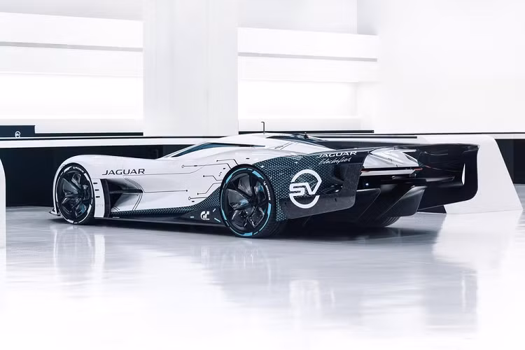 Các trang bị khí động học mới góp phần tạo ra 483 km lực ép xuống khi cỗ máy không xả khí thải đang chạy ở vận tốc 322 km/h. Đội ngũ kỹ sư của Jaguar cũng đã phát triển một âm thanh độc đáo cho các mô tơ điện mà “vừa đúng chất Jaguar vừa có chất tương lai” khi chúng tiếp cận vạch đổ 40.000 vòng/phút.