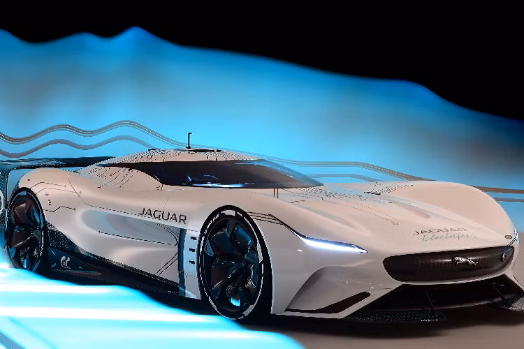 Những bức ảnh render chính thức từ đây có lẽ không đủ vẽ lên chính xác kích thước của chiếc xe. Theo tuyên bố của Jaguar, Vision Gran Turismo SV có chiều dài 5.540 mm, khiến nó dài hơn 861 mm so với mẫu concept xe đua ảo năm ngoái. Tuy nhiên, chiều dài tổng thể này không hề ảnh hưởng tới trục cơ sở, vẫn giữ nguyên kích thước 2.720 mm.