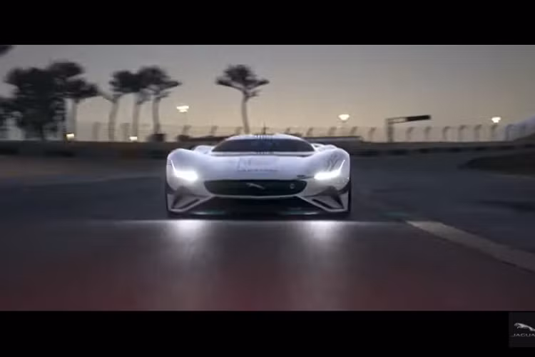 So sánh với bản xe trước đây, Vision Gran Turismo SV có mang tấm chẻ gió phía trước được thiết kế mới và cánh gió phía sau kiểu mở ra để hạ thấp hệ số lực cản xuống 0,398, một kỳ tích ấn tượng đối với một chiếc xe đua.