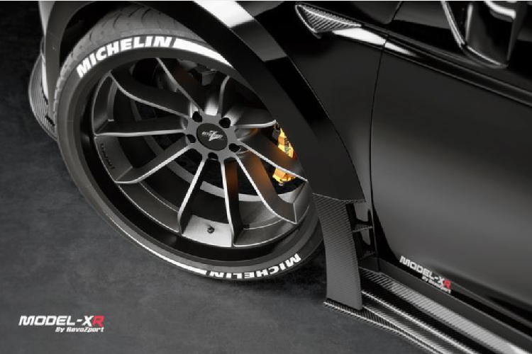 Bộ vành đúc có kích thước 9 × 22 inch ở phía trước và 11 × 22 inch ở phía sau và được bọc trong lốp 265/35 và 315/30 hiệu Michelin.