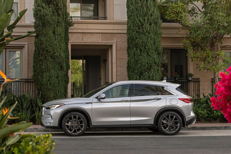 Tại Việt Nam, Infiniti QX50 có giá niếm yết khoảng 2,45 tỷ, cạnh tranh với hàng loạt đối thủ tên tuổi trong phân khúc SUV đô thị hạng sang gồm: Mercedes-Benz GLC, BMW X3, Lexus NX, Volvo XC60 và Audi Q5. Như vậy, phân khúc này hiện chỉ có Infiniti QX50 và Lexus NX là đại diện của Nhật Bản, các mẫu xe còn lại có xuất xứ từ Đức.