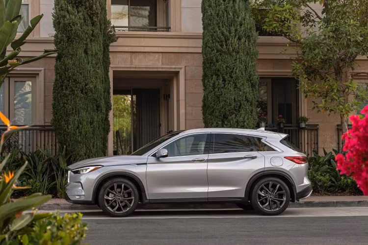 Tại Việt Nam, Infiniti QX50 có giá niếm yết khoảng 2,45 tỷ, cạnh tranh với hàng loạt đối thủ tên tuổi trong phân khúc SUV đô thị hạng sang gồm: Mercedes-Benz GLC, BMW X3, Lexus NX, Volvo XC60 và Audi Q5. Như vậy, phân khúc này hiện chỉ có Infiniti QX50 và Lexus NX là đại diện của Nhật Bản, các mẫu xe còn lại có xuất xứ từ Đức.