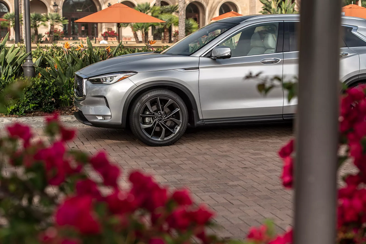 Theo đó, Infiniti QX50 2021 mới sẽ khởi điểm từ 37.950 USD (khoảng 880 triệu đồng) cho bản tiêu chuẩn Pure FWD và chạm đỉnh 56.850 USD (khoảng 1,3 tỷ đồng) cho bản Autograph AWD. So với phiên bản cũ, giá khởi điểm của Infiniti QX50 2021 đắt hơn 700 USD.