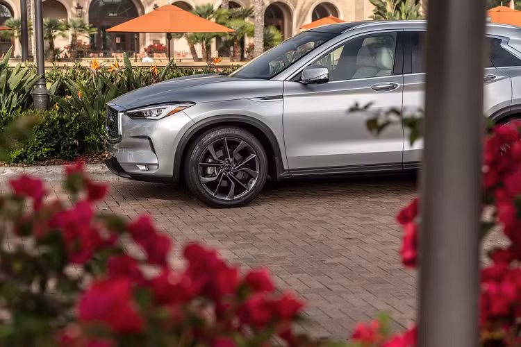 Theo đó, Infiniti QX50 2021 mới sẽ khởi điểm từ 37.950 USD (khoảng 880 triệu đồng) cho bản tiêu chuẩn Pure FWD và chạm đỉnh 56.850 USD (khoảng 1,3 tỷ đồng) cho bản Autograph AWD. So với phiên bản cũ, giá khởi điểm của Infiniti QX50 2021 đắt hơn 700 USD.