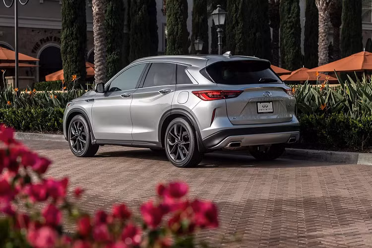 Thêm vào đó, mẫu xe này vẫn không gây được cảm tình với đa số người tiêu dùng khi trang bị toàn bộ các phiên bản với hộp số CVT duy nhất. Tuy nhiên, đi kèm với mức tăng này, khách hàng sẽ nhận lại một loạt các trang bị đã được bổ sung trên xe. Tất cả các phiên bản đều trang bị túi khí bên hàng ghế phía sau và hệ thống thông báo va chạm tự động.