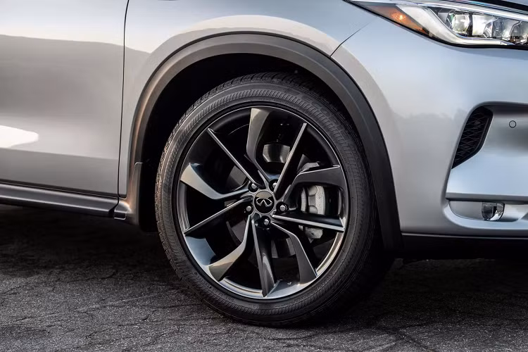 Nếu muốn một phiên bản độc đáo hơn, khách hàng tại Mỹ có thể lựa chọn gói ngoại hình mới với một số điểm nhấn từ QX50 Edition 30. Nhờ đó, chiếc xe sẽ sở hữu lưới tản nhiệt màu đen, nắp gương màu đen, các điểm nhấn mạ crôm tối và mâm xe 20 inch sơn đen.