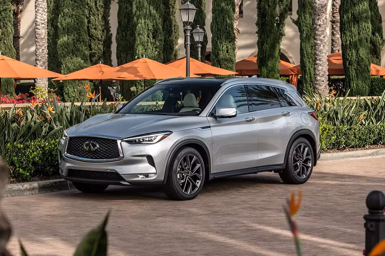 Nối gót đàn anh Infiniti QX80 2021 mới đầu tháng 9 này, mẫu xe nhỏ nhất trong dòng sản phảm SUV/Crossover của Infiniti đã được cập nhật thêm một số tính năng tiêu chuẩn mới, giá bán Infiniti QX50 2021 cũng sẽ dễ tiếp cận trong phân khúc xe đa dụng hạng sang.