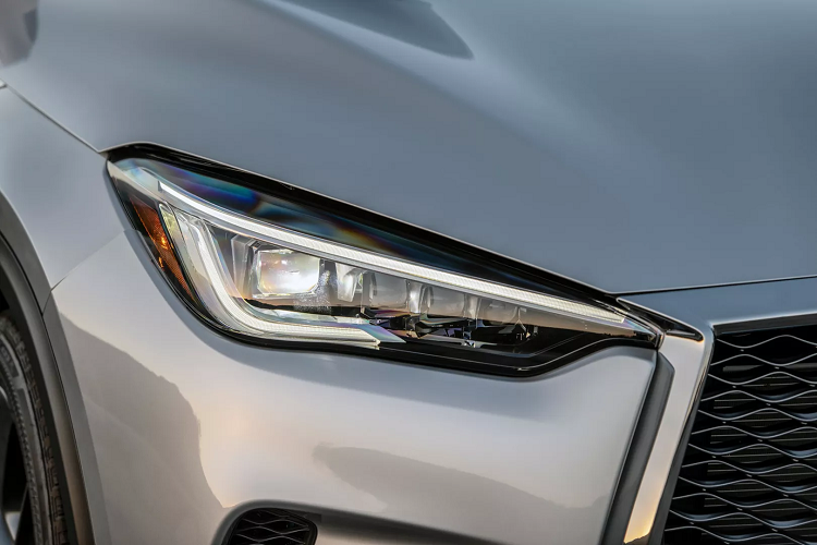 Infiniti QX50 2021 trang bị động cơ tăng áp 4 cyl 2.0L cho bản Pure, sản sinh công suất 268 mã lực và mô-men xoắn 380 Nm. Động cơ sử dụng công nghệ tỷ số nén biến thiên ‘’VC-Turbo’’ có thể tự động điều chỉnh tỷ lệ nén khi xe đang di chuyển dao động từ 8:1 – 14:1 nhằm mang lại sự mạnh mẽ và tiết kiệm nhiên liệụ. Xe trang bị hộp số CVT cùng hệ dẫn động AWD tùy chọn.