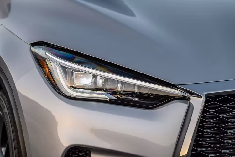 Infiniti QX50 2021 trang bị động cơ tăng áp 4 cyl 2.0L cho bản Pure, sản sinh công suất 268 mã lực và mô-men xoắn 380 Nm. Động cơ sử dụng công nghệ tỷ số nén biến thiên ‘’VC-Turbo’’ có thể tự động điều chỉnh tỷ lệ nén khi xe đang di chuyển dao động từ 8:1 – 14:1 nhằm mang lại sự mạnh mẽ và tiết kiệm nhiên liệụ. Xe trang bị hộp số CVT cùng hệ dẫn động AWD tùy chọn.