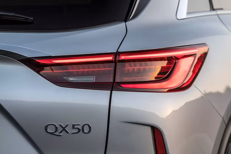 Khách hàng cũng có thể nâng cấp lên QX50 Luxe với giá niêm yết từ 41.500 USD (~962 triệu) tăng 1.250 USD so với năm ngoái. Tuy vậy khách hàng sẽ nhận được các trang bị đáng giá như ghế trước có sưởi và một loạt hệ thống hỗ trợ người lái bao gồm Can thiệp điểm mù, Hỗ trợ kiểm soát khoảng cách, Kiểm soát hành trình thông minh, Ngăn chặn chệch làn đường và Hỗ trợ kiểm soát hành trình thông minh ProPILOT.