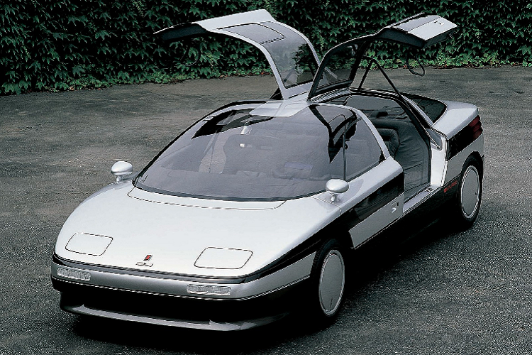 Gần như mọi thứ khác trong nội thất đều là một nút bấm trên tay lái: từ hệ thống điều hòa/thông gió, đèn pha, âm thanh, cho tới kiểm soát hành trình và hệ thống treo tự động. Bên cạnh đó, mặt táp lô xe trông cũng rất khác biệt với toàn tín hiệu dạng kỹ thuật số, ngoại trừ đồng hồ tốc độ và tua máy.