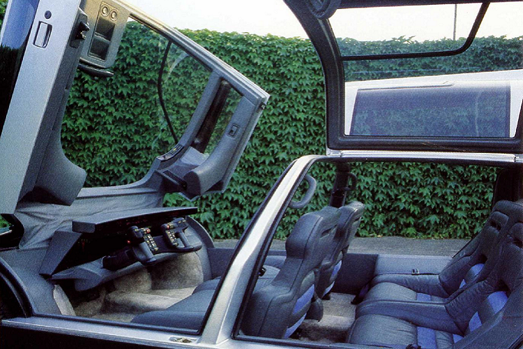 Có thể khẳng định rằng hệ thống lái chính là chi tiết đặc biệt và khác lạ nhất của mẫu concept này. Bộ phận điều khiển duy nhất mà không được tích hợp luôn lên “vô lăng” xe chính là đèn xi-nhan khi nó là một cái cần nhỏ bên phía trái cổ lái.