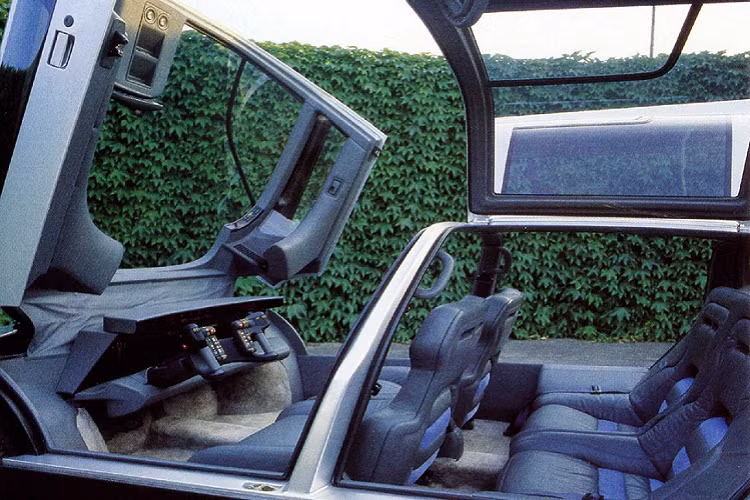 Có thể khẳng định rằng hệ thống lái chính là chi tiết đặc biệt và khác lạ nhất của mẫu concept này. Bộ phận điều khiển duy nhất mà không được tích hợp luôn lên “vô lăng” xe chính là đèn xi-nhan khi nó là một cái cần nhỏ bên phía trái cổ lái.