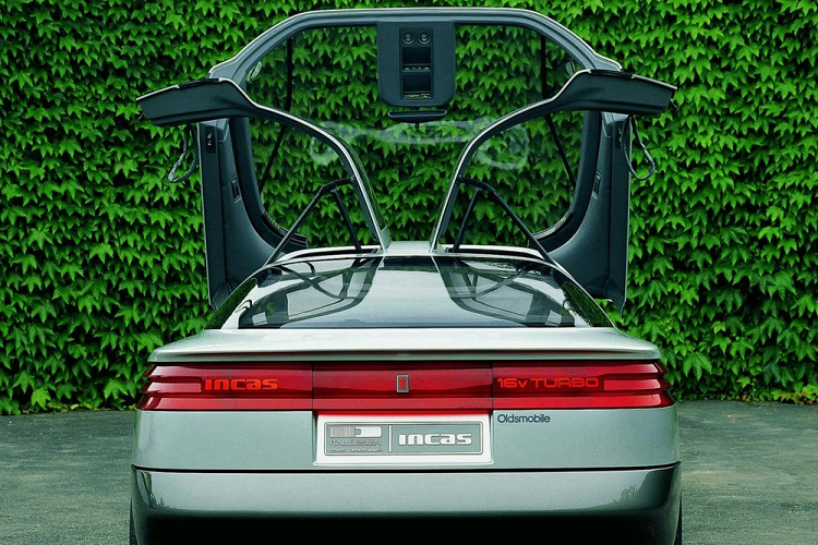 Các cánh cửa phía sau của xe có kiểu mở lên trên giống như Tesla Model X, nhưng cửa phía trước lại có cách mở tương đối bất tiện. Như thấy trong ảnh, toàn bộ cửa và kính chắn gió phía trước cần phải mở để tài xế và hành khách có thể bước vào trong. Tuy nhiên không may là Oldsmobile đã không đưa Incas vào sản xuất thương mại, vậy nên tất cả những chi tiết thiết kế thú vị của nó đã không thể trở nên phổ biến với đại chúng hơn.