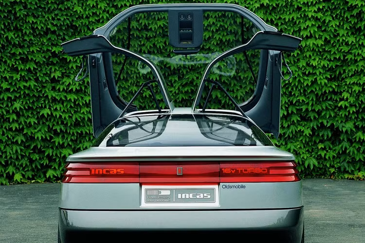 Các cánh cửa phía sau của xe có kiểu mở lên trên giống như Tesla Model X, nhưng cửa phía trước lại có cách mở tương đối bất tiện. Như thấy trong ảnh, toàn bộ cửa và kính chắn gió phía trước cần phải mở để tài xế và hành khách có thể bước vào trong. Tuy nhiên không may là Oldsmobile đã không đưa Incas vào sản xuất thương mại, vậy nên tất cả những chi tiết thiết kế thú vị của nó đã không thể trở nên phổ biến với đại chúng hơn.