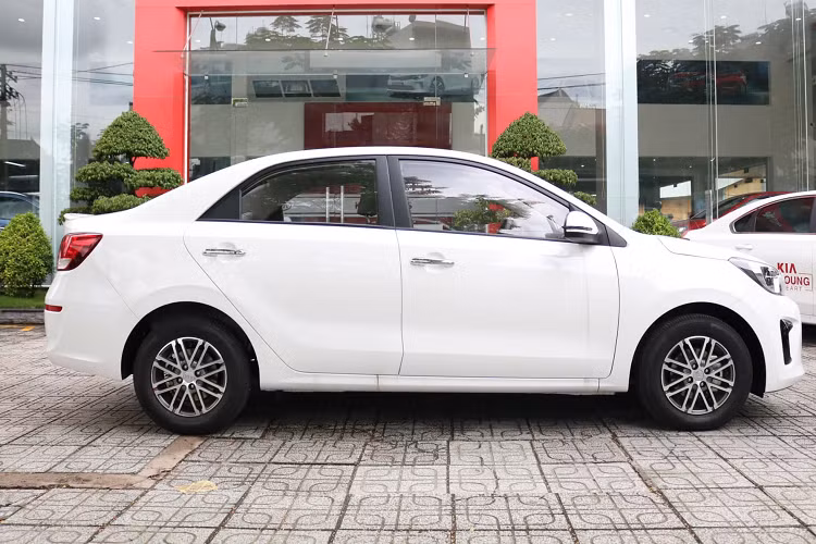 Cả 4 phiên bản của Kia Soluto đều sử dụng chung một động cơ xăng (I4) dung tích 1.4 lít, DOHC, Kappa, Dual CVVT cho công suất tối đa 94 mã lực tại 6.000 v/p và mô-men xoắn cực đại 132Nm tại 4.000 v/p. Sức mạnh được truyền xuống cầu trước (FWF) thông qua 2 phiên bản số sàn 5 cấp (5MT) và 1 phiên bản số tự động 4 cấp (4AT).