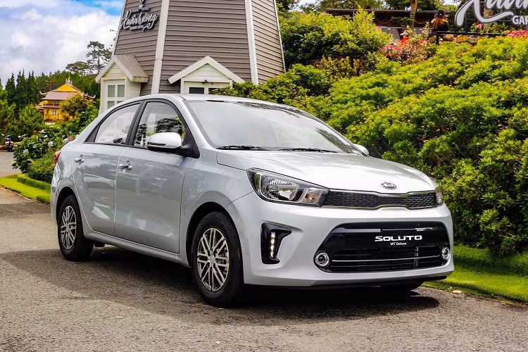 Doanh số luôn phản ánh một cách chính xác chỗ đứng của Kia Soluto trong phân khúc, lần giảm giá bán này hứa hẹn sẽ là một “bàn đạp” thúc đẩy doanh số của Kia Soluto. Dẫu vậy, giảm giá bán không phải một hướng đi giúp đảm bảo doanh số cao trong phân khúc B. Khi phân khúc này tại Việt Nam đang được chi phối bởi 2 tên tuổi lớn là Toyota Vios và Hyundai Accent, hai mẫu xe này đang dung hoà tốt các yếu tố như: Thương hiệu, Động cơ bền bỉ đã được kiểm chứng; Dễ mua thuận bán; giữ giá và trang bị tiện nghi… Những yếu tố này đã đáp ứng cho hầu hết các tiêu chí mua xe để phục vụ cho gia đình hay chạy dịch vụ.