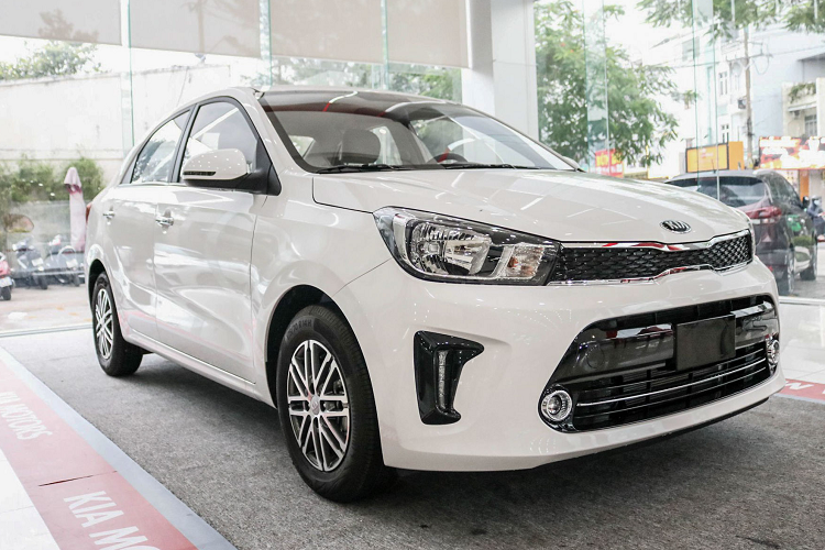 Làm so sánh, giá bán khởi điểm của Kia Soluto nay đã rẻ hơn 6 triệu đồng so với đối thủ Mitsubishi Attrage (375 – 460 triệu đồng). Theo đó, Attrage đã đánh mất ngôi vị là mẫu xe có giá bán rẻ nhất trong phân khúc. Bên cạnh đó, nếu so sánh với Attrage (nhập Thái), Kia Soluto đang có lợi thế hơn về lệ phí đăng ký trước bạ được giảm 50% dành cho xe được sản xuất, lắp ráp trong nước.
