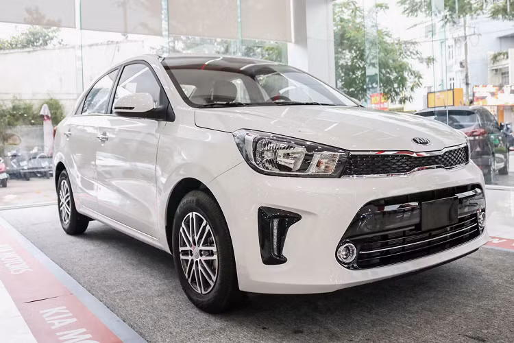 Làm so sánh, giá bán khởi điểm của Kia Soluto nay đã rẻ hơn 6 triệu đồng so với đối thủ Mitsubishi Attrage (375 – 460 triệu đồng). Theo đó, Attrage đã đánh mất ngôi vị là mẫu xe có giá bán rẻ nhất trong phân khúc. Bên cạnh đó, nếu so sánh với Attrage (nhập Thái), Kia Soluto đang có lợi thế hơn về lệ phí đăng ký trước bạ được giảm 50% dành cho xe được sản xuất, lắp ráp trong nước.