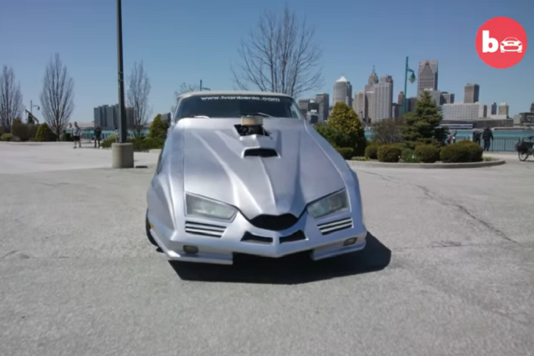 Cruiser có tới 8 bánh, nặng 4.717 kg, và mang màu sắc sặc sỡ bên sườn. Ở cái nhìn đầu tiên, bạn có thể thấy nó thật quá đà và phản cảm, nhưng càng nhìn kỹ, bạn càng cảm thấy trân trọng công sức làm nên nó. Trước khi trở thành Cruiser, nó có thân phận là một chiếc van Chevrolet mà ông Ivan tiến hành cắt làm đôi để tăng chiều dài. Sau đó, ông ấy thay thế phần nóc với một loại khác lấy từ Vista Cruiser 1969 – và đây mới chỉ là chi tiết đầu tiên trong danh sách dài những trang bị độ mà thôi.