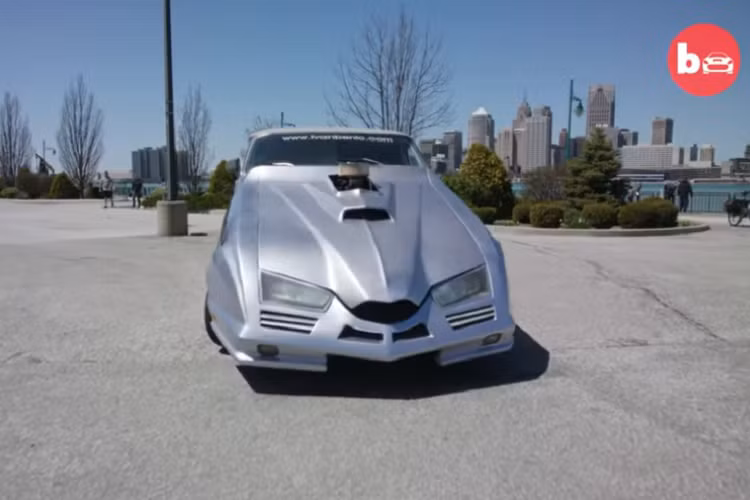 Cruiser có tới 8 bánh, nặng 4.717 kg, và mang màu sắc sặc sỡ bên sườn. Ở cái nhìn đầu tiên, bạn có thể thấy nó thật quá đà và phản cảm, nhưng càng nhìn kỹ, bạn càng cảm thấy trân trọng công sức làm nên nó. Trước khi trở thành Cruiser, nó có thân phận là một chiếc van Chevrolet mà ông Ivan tiến hành cắt làm đôi để tăng chiều dài. Sau đó, ông ấy thay thế phần nóc với một loại khác lấy từ Vista Cruiser 1969 – và đây mới chỉ là chi tiết đầu tiên trong danh sách dài những trang bị độ mà thôi.