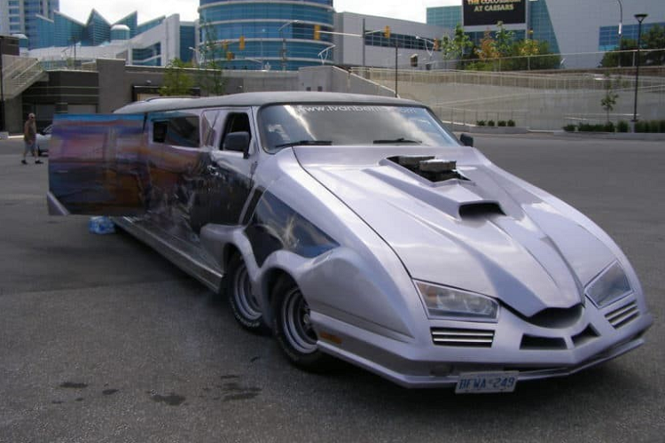 Về cơ bản, Cosmic Cruiser độ khủng này là một chiếc xe van dài tới 10,3 mét, được sơn như tranh tương, và đã tồn tại nhiều thập kỷ. Có thể nói là nó nổi tiếng thế giới khi từng tham dự các sự kiện khắp nơi, và đi tới đâu là nhận giải thưởng tới đó. Nó là sản phẩm của họa sĩ kiêm chế tạo ô tô Ivan Benic từ Canada.