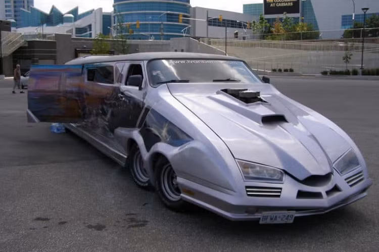 Về cơ bản, Cosmic Cruiser độ khủng này là một chiếc xe van dài tới 10,3 mét, được sơn như tranh tương, và đã tồn tại nhiều thập kỷ. Có thể nói là nó nổi tiếng thế giới khi từng tham dự các sự kiện khắp nơi, và đi tới đâu là nhận giải thưởng tới đó. Nó là sản phẩm của họa sĩ kiêm chế tạo ô tô Ivan Benic từ Canada.